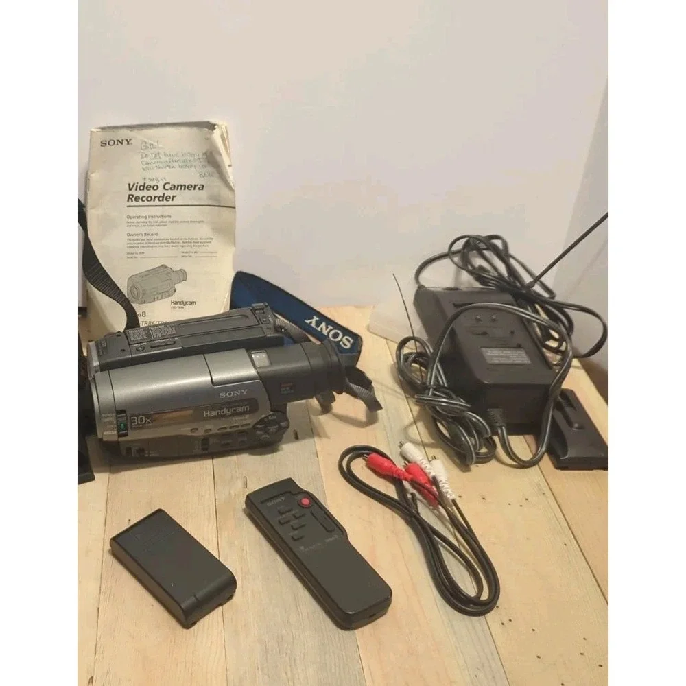 Sony Handycam CCD-TR86 Video 8 8mm Camcorder Bundle Bag Charger New Battery